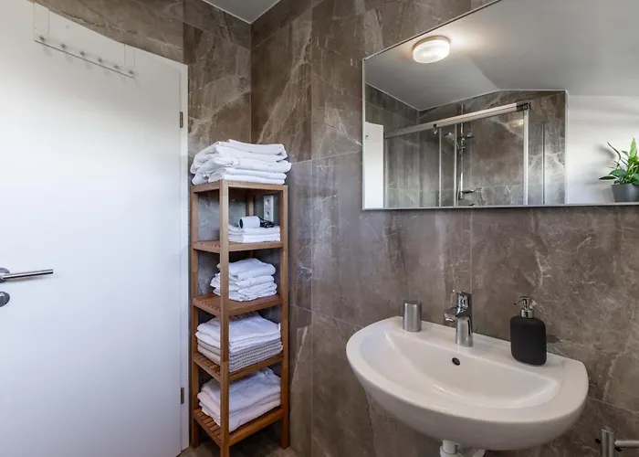 Family Friendly Spacious Two Floor *